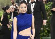 7 Pesona Seksi Jennie BLACKPINK Hadiri Met Gala 2024 Pakai Gaun Biru bak Lautan