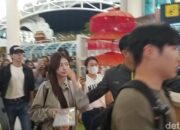 6 Potret Jung Hae In & Jung So Min Bawa Keluarga Tiba di Bandara Ngurah Rai Bali