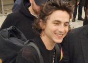 Timothee Chalamet Pukau Elle Fanning Lewat Nyanyian di Biopik Bob Dylan