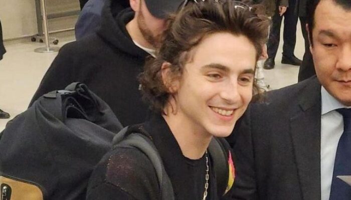 Timothee Chalamet Pukau Elle Fanning Lewat Nyanyian di Biopik Bob Dylan