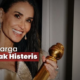 Momen Demi Moore Raih Piala Pertama Golden Globes Awards 2025